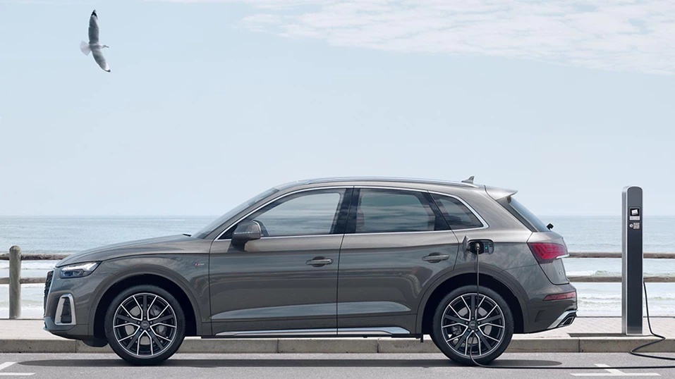 1277x718-audi-q5-tfsi-e-side-my2021-0375